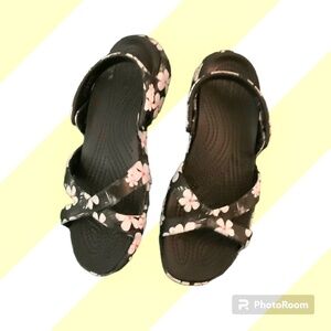 CROCS Women Crossbar Sandals 🩴 size 8 Wide , DUAL COMFORT Style